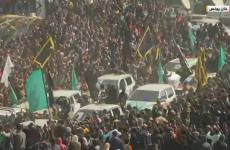 جماهير حاشدة في صفقة تبادل الأسيرات الإسرائيليات أمام منزل الشهيد يحيى السنوار في خانيونس