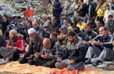 مواطنون يؤدون صلاة الجمعة على انقاض أحد المساجد المدمرة شرق خان يونس 8.jpg