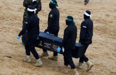 صفقة تبادل عائلة بيباس في توابيت قتلى  (2).jpg