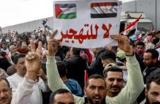 مصريون يتظاهرون أمام معبر رفح رفضا لخطة ترامب لتهجير الفلسطينيين