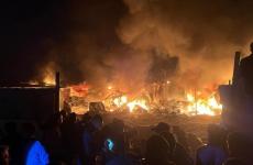 خيام نازحين تحترق في قطاع غزة بسبب حرب الإبادة