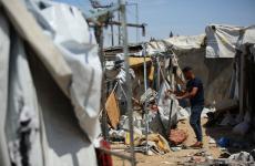 أثار الدمار الذي استهدف خيمة داخل مستشفى الأقصى.jfif