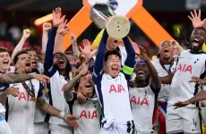 لحظة تتويج توتنهام