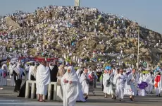 حجاج بيت الله الحرام يتوافدون على جبل عرفات.webp