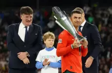 كريستيانو رونالدو يرفع كأس أمم أوروبا