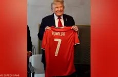 ترامب يتلقى قميصا موقعا من كريستيانو رونالدو