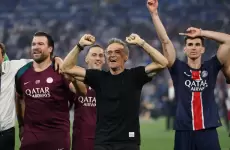 احتفال أنريكي و لاعبو باريس