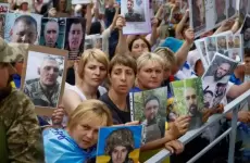 عائلات الأوكرانيين المفقودين تتجمع مع بدء تبادل الأسرى
