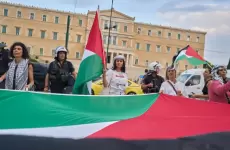 مظاهرة ضد الحرب على غزة خارج البرلمان اليوناني وسط أثينا الخميس الماضي (أسوشيتد برس).webp