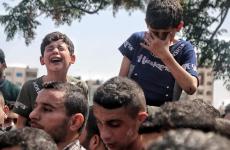 أطفال يبكون على والدهم الشهيد