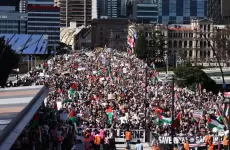 آلاف المتظاهرين خلال مسيرة مؤيدة للفلسطينيين في بريسبان الأسترالية