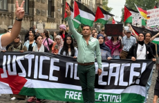 خلال المسيرة في مدينة بريمين الألمانية .png