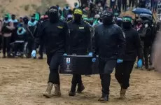 جثة أسير .. المقاومة تسلم جثمان أسير إسرائيلي.webp