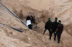 لحظة انتشال جثة أسير اسرائيلي من خانيونس الثلاثاء الماضي