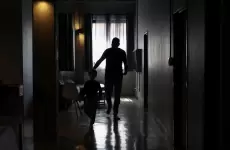 رجل فلسطيني يسير مع طفله بعد أن تحدث إلى رويترز في مكان غير معلوم في جوهانسبرج بجنوب أفريقيا يوم 14 نوفمبر تشرين الثاني 2025.