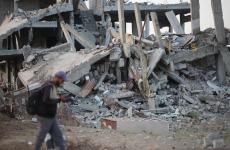 ناس يسيرون بين الدمار في منطقة مغراقة 4.jpg