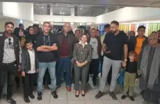 سفيرة فلسطين لدى جنوب أفريقيا حنان جرار مع المسافرين العالقين في الطائرة في مطار جوهانسبرغ