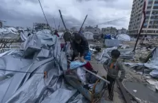 انهيار خيم في غزة نتيجة العواص.webp