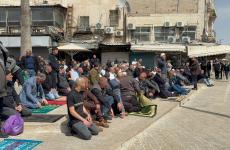 صلاة الجمعة اليتيمة قرب المسجد الأقصى.jpg