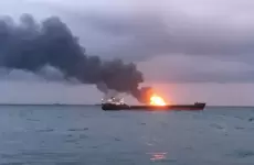 اصابة ناقلة نفط بزورق إيراني مسير