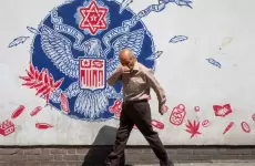 شعارات مناهضة لواشنطن على جدار في طهران.webp