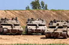 دبابات اسرائيلية شرق قطاع غزة.webp