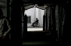 فلسطيني ينتظر دوره للسفر لتلقي العلاج اللازم