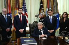 سفيرة لبنان وسفير إسرائيل لدى واشنطن إلى جانب ترامب في المحادثات الأخيرة بالبيت الأبيض.jpg