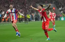 فرحة الكولومبي لويس دياز بتسجيله الهدف الثاني في ليفركوزن