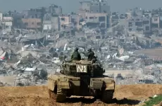 جنود الاحتلال أمام الدمار الواسع على حدود غزة.webp