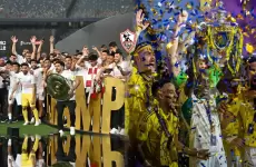 لحظة تتويج الزمالك و النصر بالدوري
