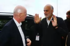 نائب رئيس الإتحاد الإيراني لكرة القدم مهدي محمد نابي مع رئيس الإتحاد الدولي لكرة القدم إنفانتينو
