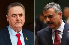 من اليمين، وزير الداخلية التركي مصطفى تشيفتشي، وفي اليسار وزير الحرب الإسرائيلي يسرائيل كاتس