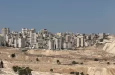 قرية الزعيم -ومن أمامها شارع معاليه أدوميم- والتي سيتم عزلها عن هذا الشارع حسب مخطط "إي1" الإسرائيلي