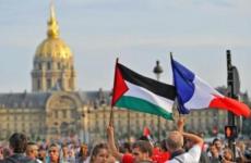 علم فرنسا بجانب علم فلسطين