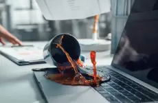 انسكاب القهوة على الحاسوب