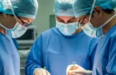أسباب علمية.. ما سر ارتداء الجراحين اللونين الأزرق والأخضر خلال العمليات؟