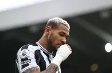 لاعب نيوكاسل جولينتون يشم رائحة بعض الأملاح قبل مباراة الدوري الإنجليزي الممتاز  ضد برايتون عام 2023