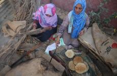 نساء يخبزن على فرن الطين ‫(100952400)‬ ‫‬.jpg