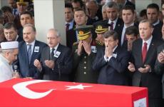 أردوغان وأوغلو يشاركان في تشييع جنازة الجنود  