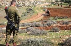 الاحتلال يستولى على اراضي مواطنين في قلقيلية.jpg