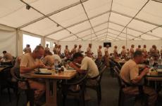 طيارون روس في سوريا أثناء استراحة الغداء