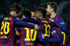 لاعبو برشلونة يحتفلون بالهدف السادس على إلتشي 