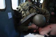 صورة أحد الجنود أثناء تقديم الاسعافات الاولية له