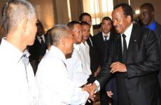 رئيس الكاميرون بول بيا أثناء استقباله عمالا صينيين يعتقد أن جماعة بوكو حرام النيجيرية احتجزتهم لأشهر