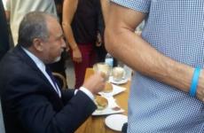    ليبرمان يتناول وجبة بالمطعم الذي حصلت فيه العملية