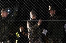 جنود مجريون يغلقون الحدود