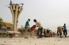 عمال ينظفون مطار عدن