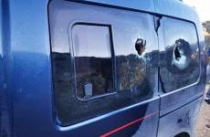 مستوطنون يهاجمون سيارة للمواطنين غرب جنين.jpg