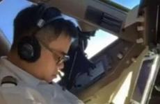 طيار يغط في نوم عميق